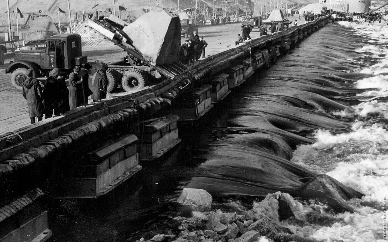 При перекрытии реки плотиной при строительстве гэс. Волжская гэс 1960. волжская гэс тольятти. волжская гэс ссср. тольятти волжская гидростанция.