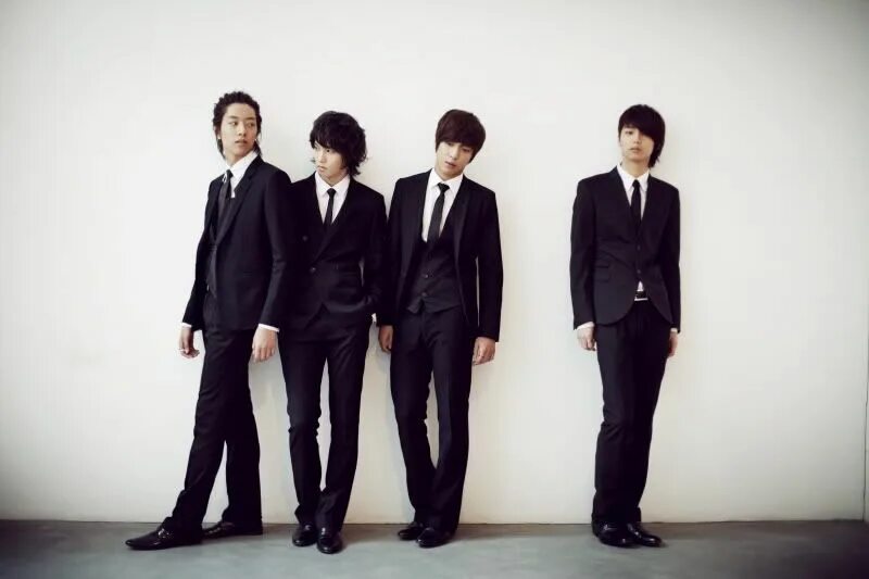 Cnblue loner. Cnblue im a loner обложка. Группа cnblue. Black n blue группа. Cnblue loner.