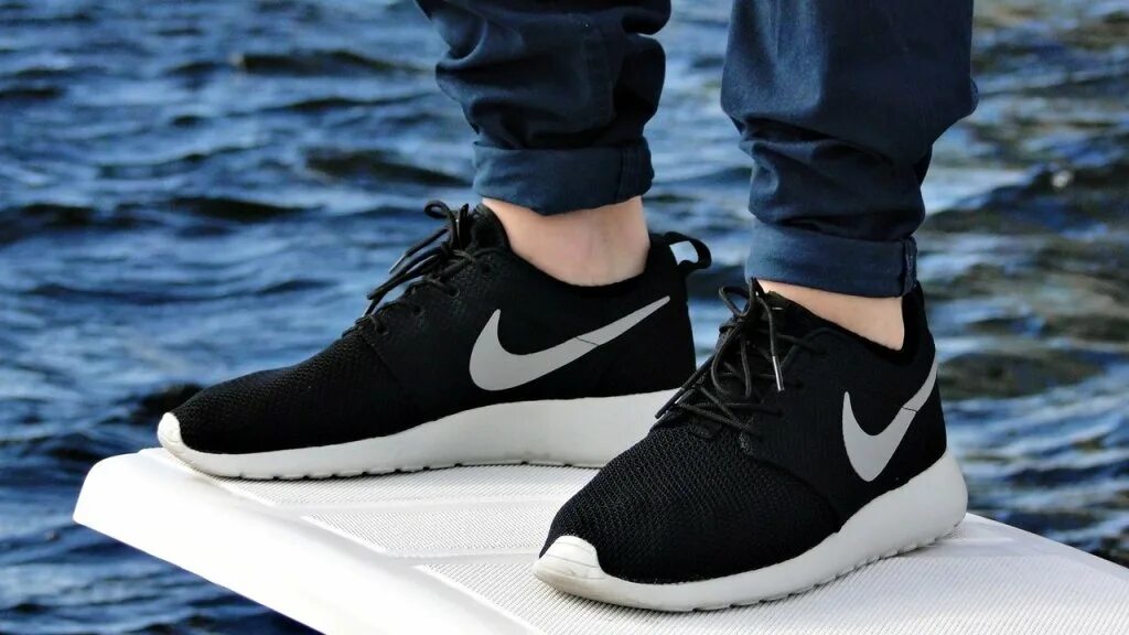 Кроссовка мужской 1000. Nike Roshe Run мужские черные. Кроссовки Nike Roshe Run Black White. Кроссовки Nike Roshe Run мужские. Рош раны найк мужские.