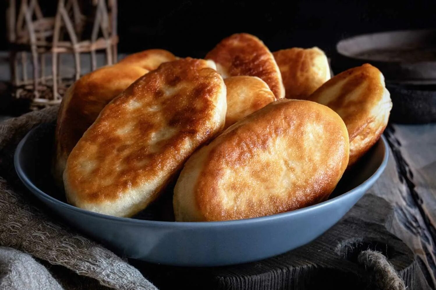 Тесто для жарки на сковороде. Пирожки жареные. вкусные жареные пирожки. пирожки с картошкой. пирожки жареные на сковороде.