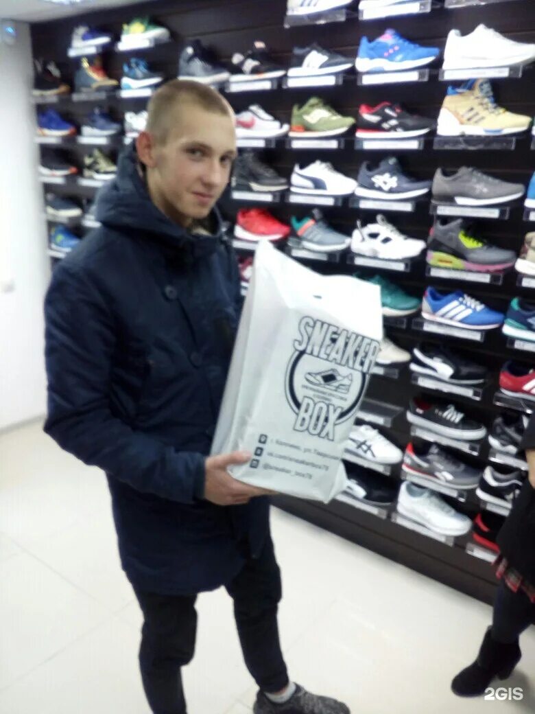 Sneaker box магазин. Sneaker box магазин. Магазин кроссовок sneaker box. Sneaker box спб адреса. Бузз магазин.