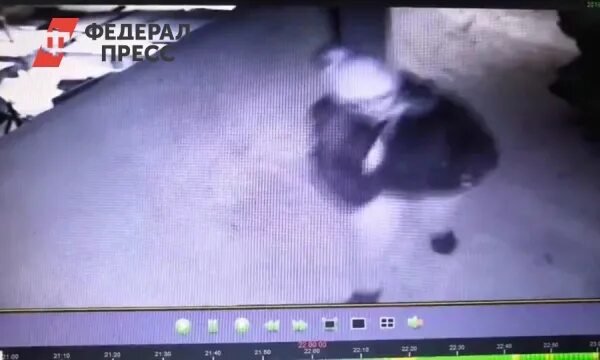 Девушка справила нужду в подъезде. Справила нужду в подъезде. справила нужду в подъезде видеонаблюдение. справила нужду девочка в подъезде. жительница справляет нужду в подъезде.