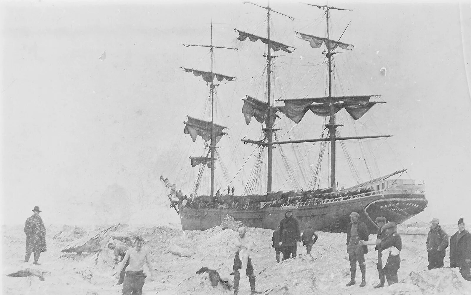 Экспедиция джона франклина в 1845. Экспедиция 1845 террор эребус. Корабль террор и эребус. Корабль террор дэн симмонс. Экспедиция франклина террор сериал.