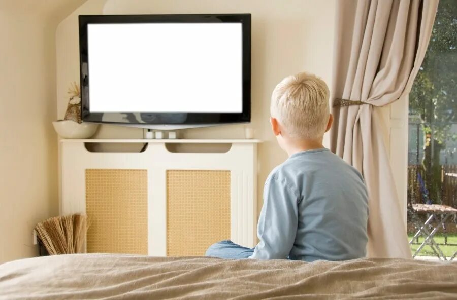 Kids watching tv. Boy watching TV. Мальчик смотрит телевизор. Мальчик смотрит телевизор фото.