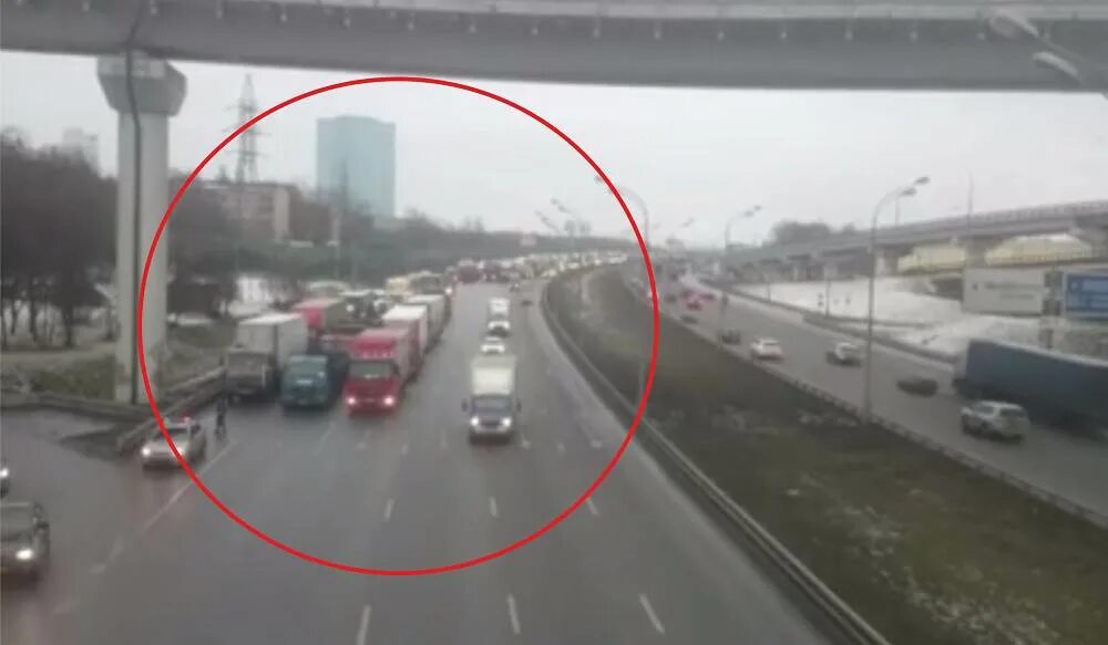 Перекрыт мкад сейчас. Почему перекрыли мкад. Почему перекрыли мкад. Мкад перекрыли. Почему перекрыли мкад.