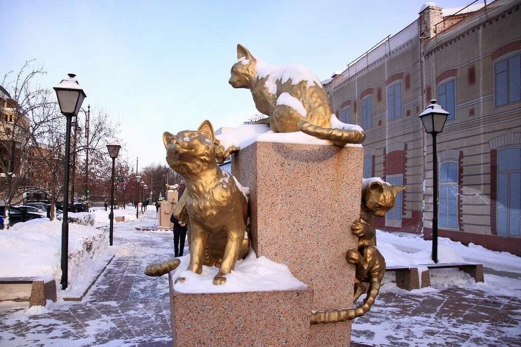 Памятник кошке рассказ. Памятник сквер сибирских кошек Тюмень. Парк сибирских кошек Тюмень. Памятник Сибирским кошкам в Тюмени. Сквер сибирских кошек Тюмень зима.