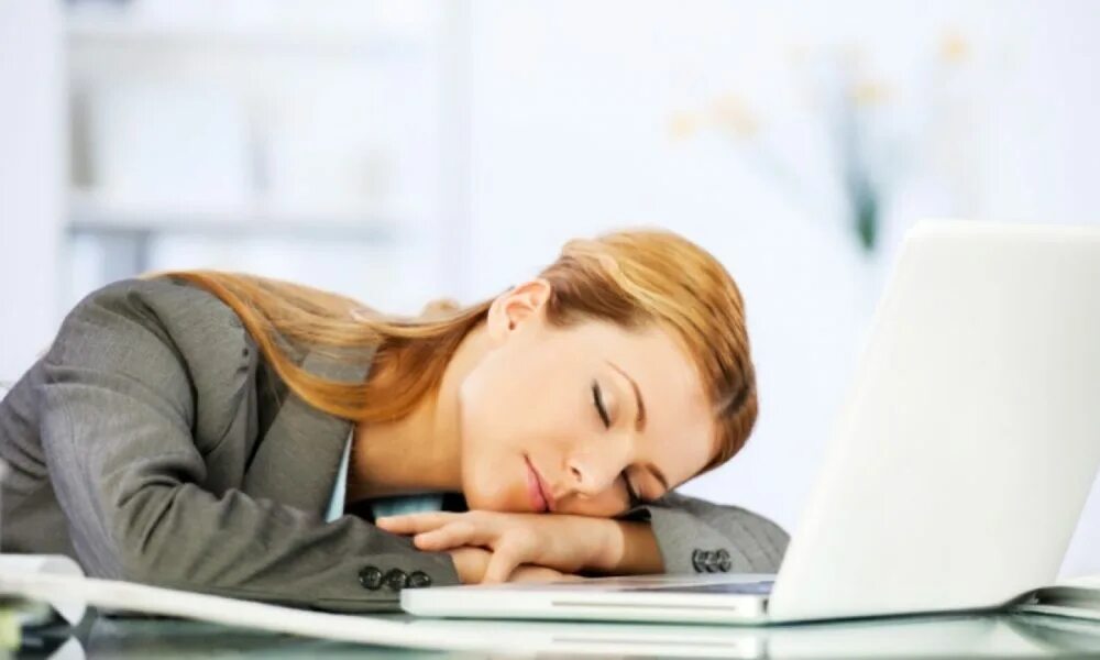 Сон вялость. Вялость на работе. сонливость картинки. сонливое состояние. уставшая женщина.