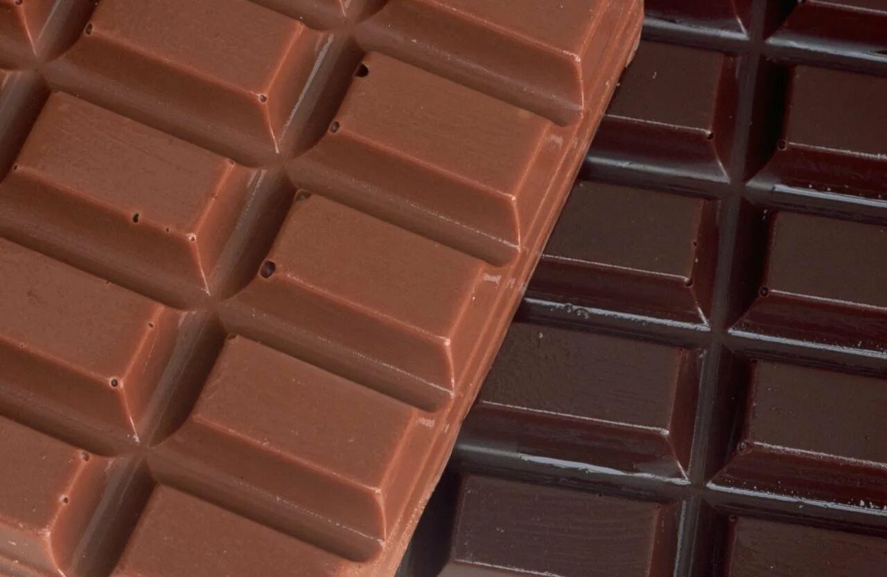 Огромная шоколадная плитка. Большая плитка шоколада. Огромная шоколадка. Большие плитки шоколада.