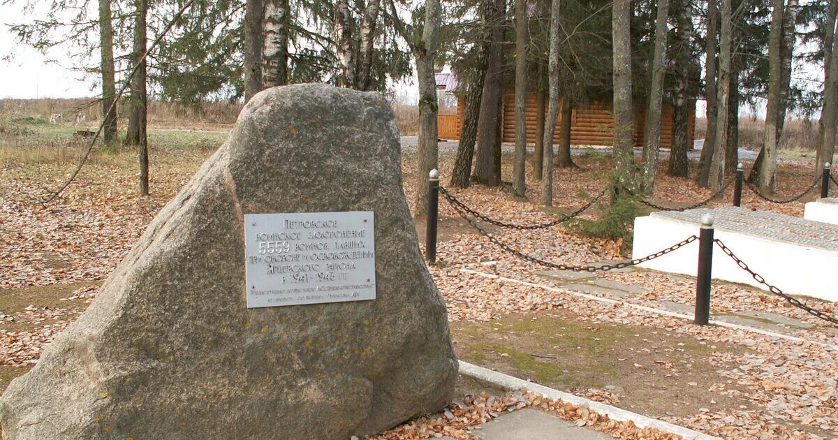 Мемориал братская могила новая деревня. Смоленские захоронения вов. Братская могила в деревне аристово. Братские могилы в ярцевском районе смоленской. , барятинский р-н, д.