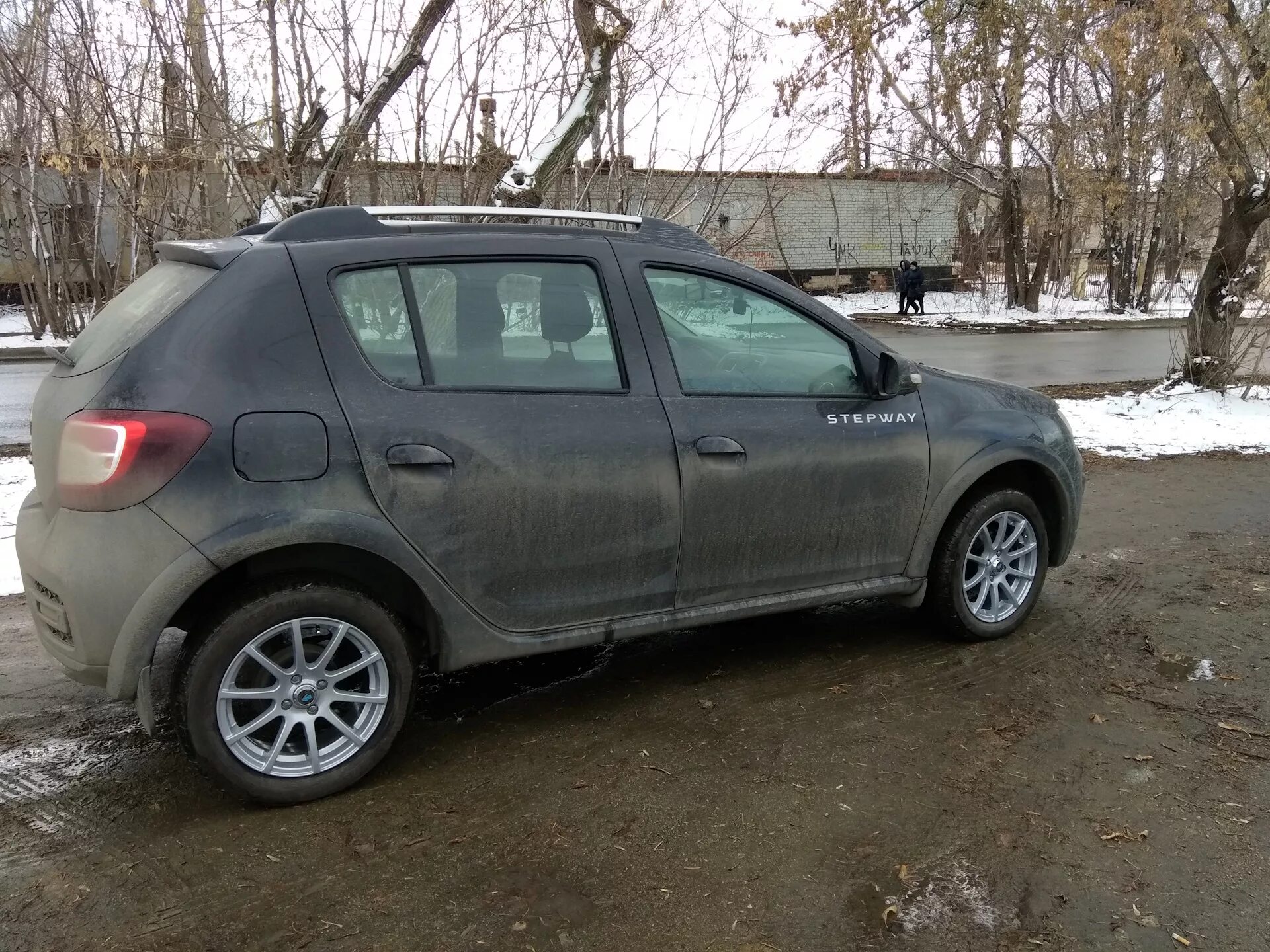 Рено Сандеро степвей на 17 колесах. Диски Рено Сандеро степвей 16. Renault Sandero r16. Рено Сандеро степвей на 17 дисках.