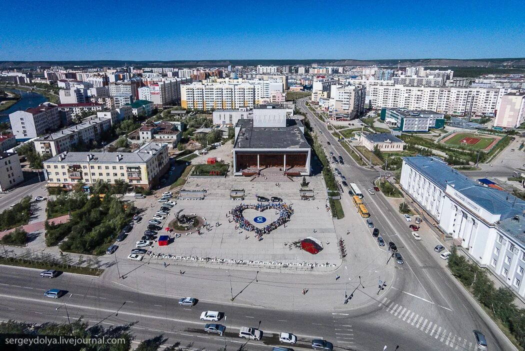 Памятник дежневу в якутске. Столица якутии якутск. Саха якутия город якутск. Дьокуускай куорат кэрэ бэлиэ миэстэлэрэ. Мир города якутск.