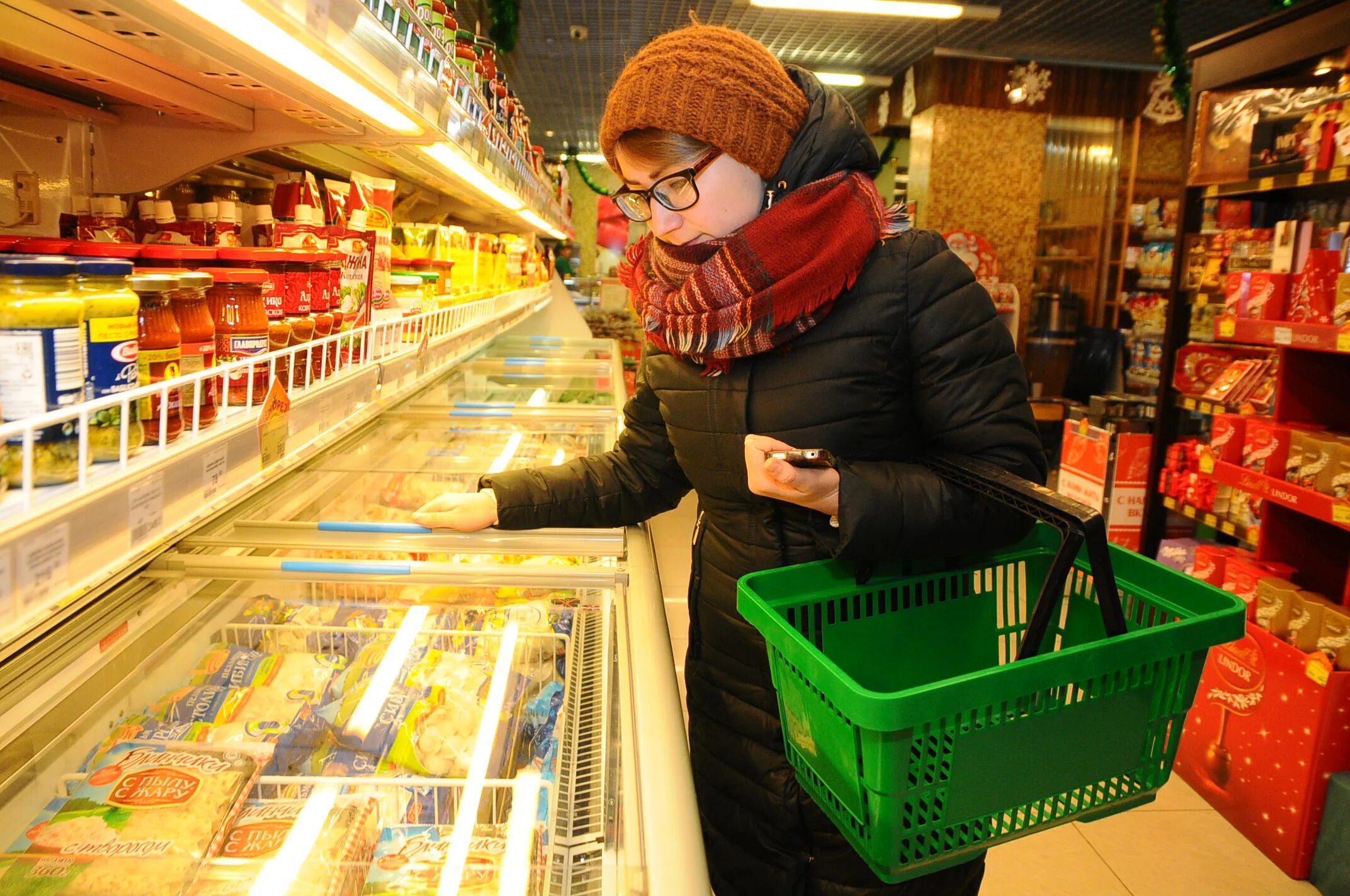 Холодильник с едой. Продукты не уезжали. Продукция удмуртских производителей. Продуктовые наборы для нуждающихся. Продукты не уезжали.