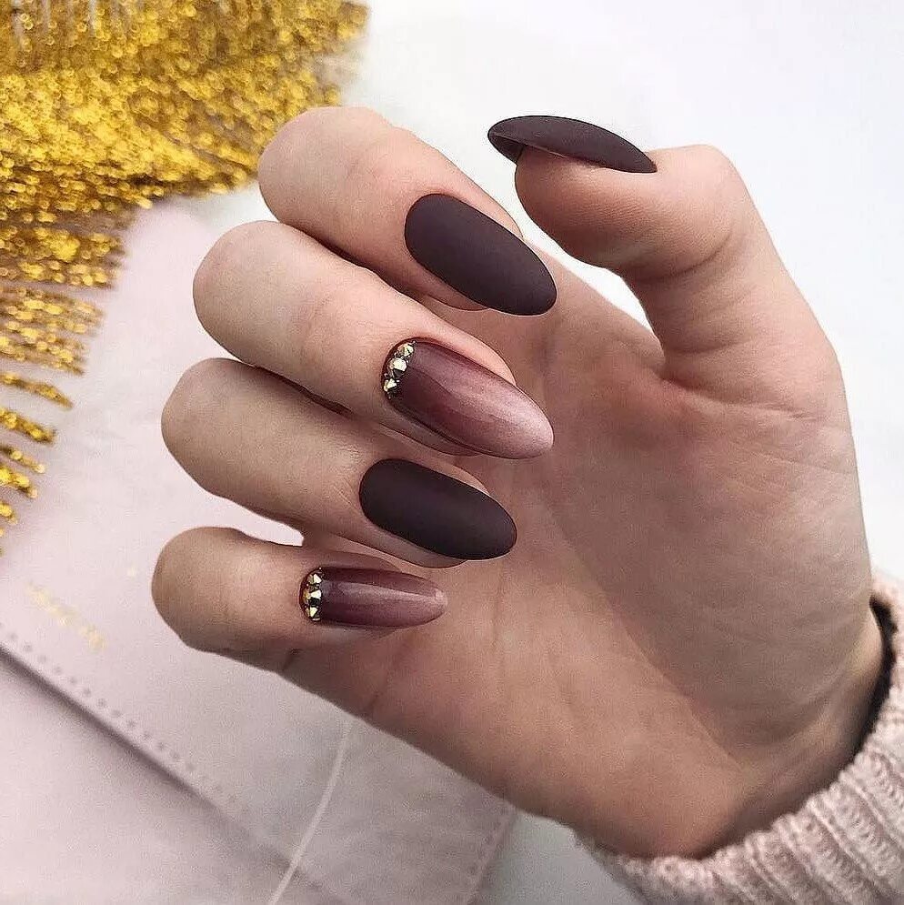 Маникюр бежевый с черным. Темно бежевый матовый. Маникюр бежевый с черным. Маникюр в бежево-коричневых тонах. Маникюр нюд матовый миндаль.