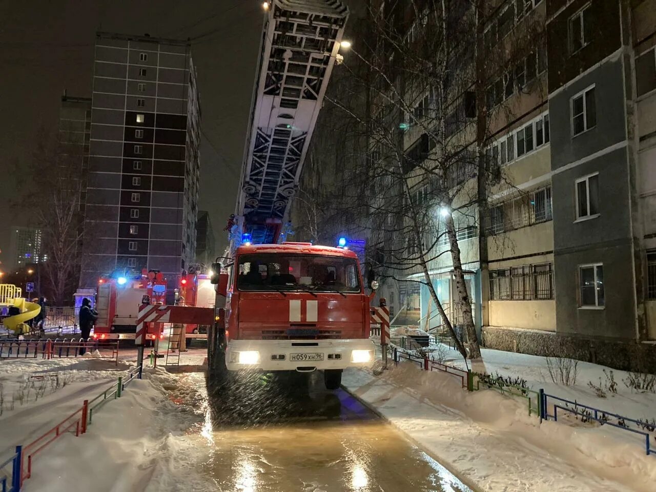 Пожар в екатеринбурге. Е1 екатеринбург новости пожары сегодня. Пожар в екатеринбурге 4. Пожар екатеринбург сейчас е1. Пожар в академическом екатеринбург.