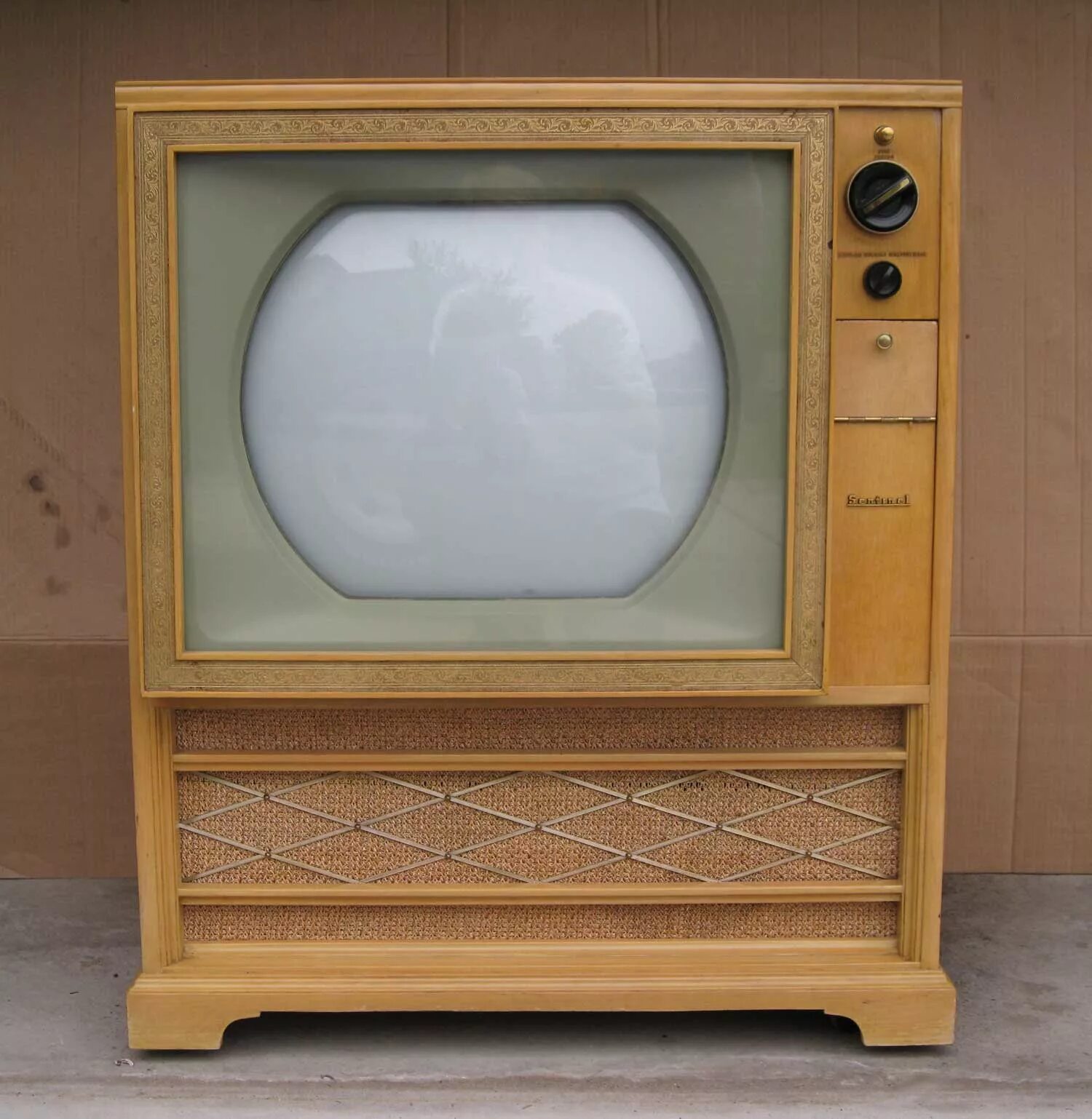 старый аналоговый телевизор. первый телевизор rca 1936. Early tv. чёрно-белый телевизор. телевизор радиокомбайн 1955.