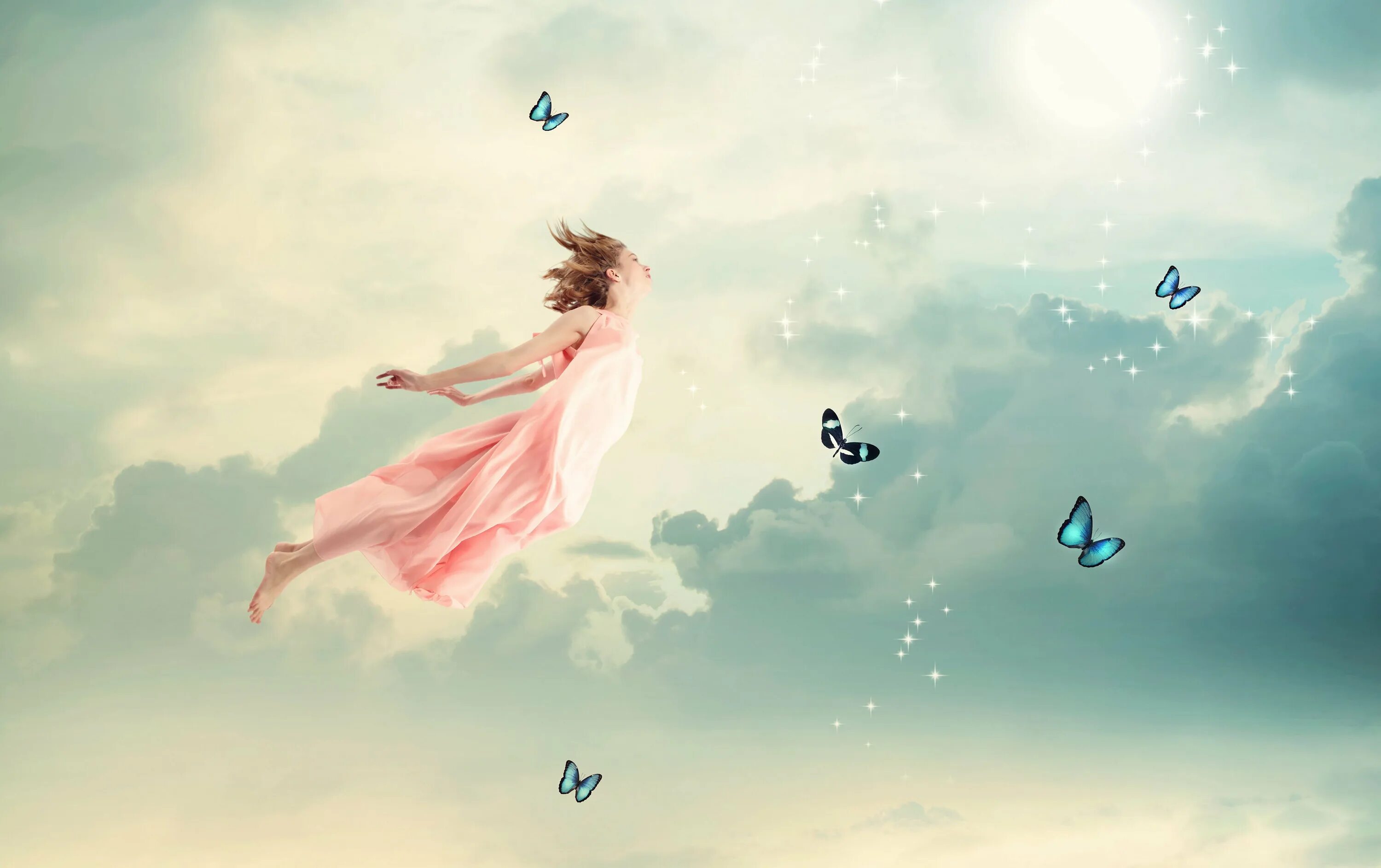 Девушка взлетает. Девочка летает. Летающая женщина. Девушка в облаках. Девушка парит в воздухе.
