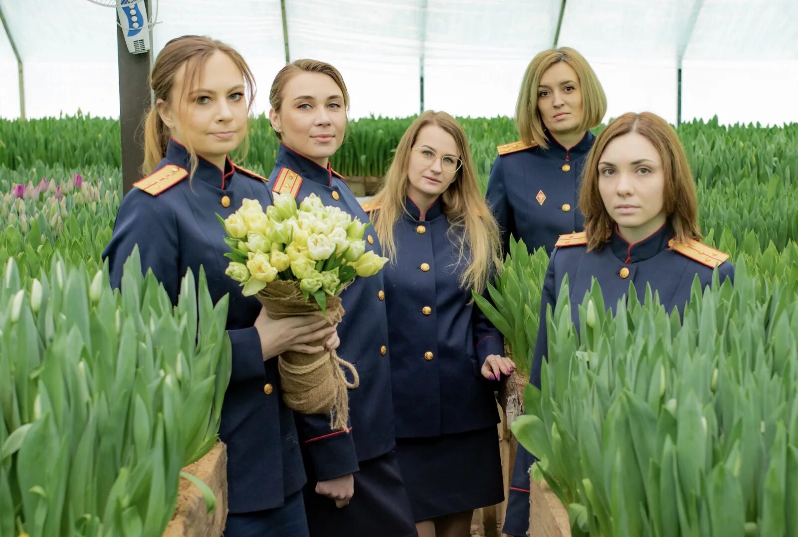 В преддверии международного женского дня 8. Фотосессия сотрудниц с цветами. Международный женский день, женщины в форме. Девушка пограничница.