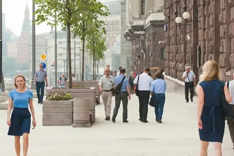 Не смотрят на улице