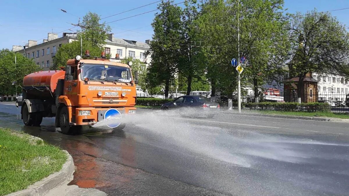 Поливальная машина. Поливомоечная машина. КАМАЗ поливомоечная машина. Поливальные машины для дорог.