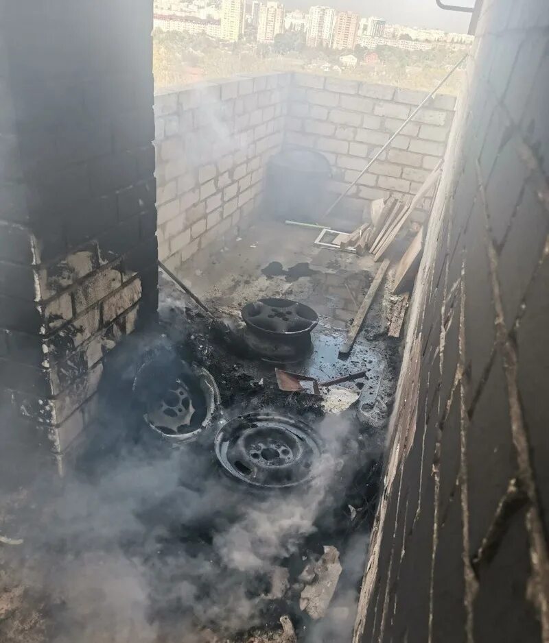 Пожар в многоэтажном доме. Пожар на балконе. Пожар в многоэтажке. В Белгороде сгорел дом. Губкин горит дом