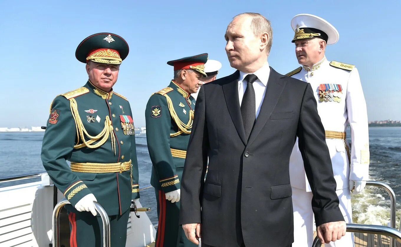 Поприветствовав гостей прибывших на борт катера. Поприветствовать гостей прибывших. Свадебная фотосессия на катере. Корабельный устав вмф рф 2022. Вмф кронштадт 2022.