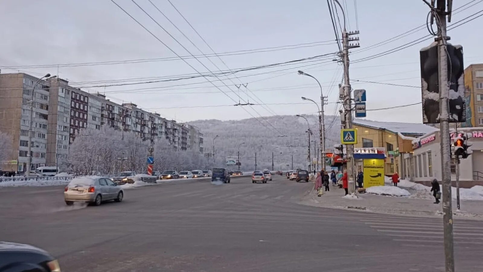 Города около мурманска. Мурманск фото. Мурманск в апреле. Ветер Мурманск. Мурманск климат.