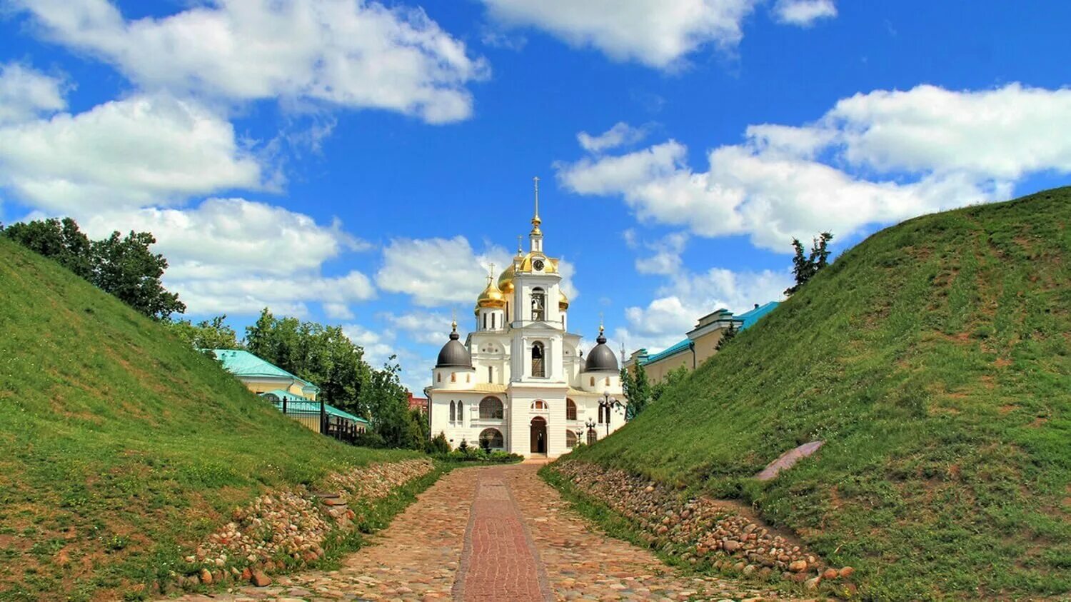 Дмитров обл. Земляной вал дмитровского кремля. город дмитров московская область. дмитровский кремль. дмитров вал.