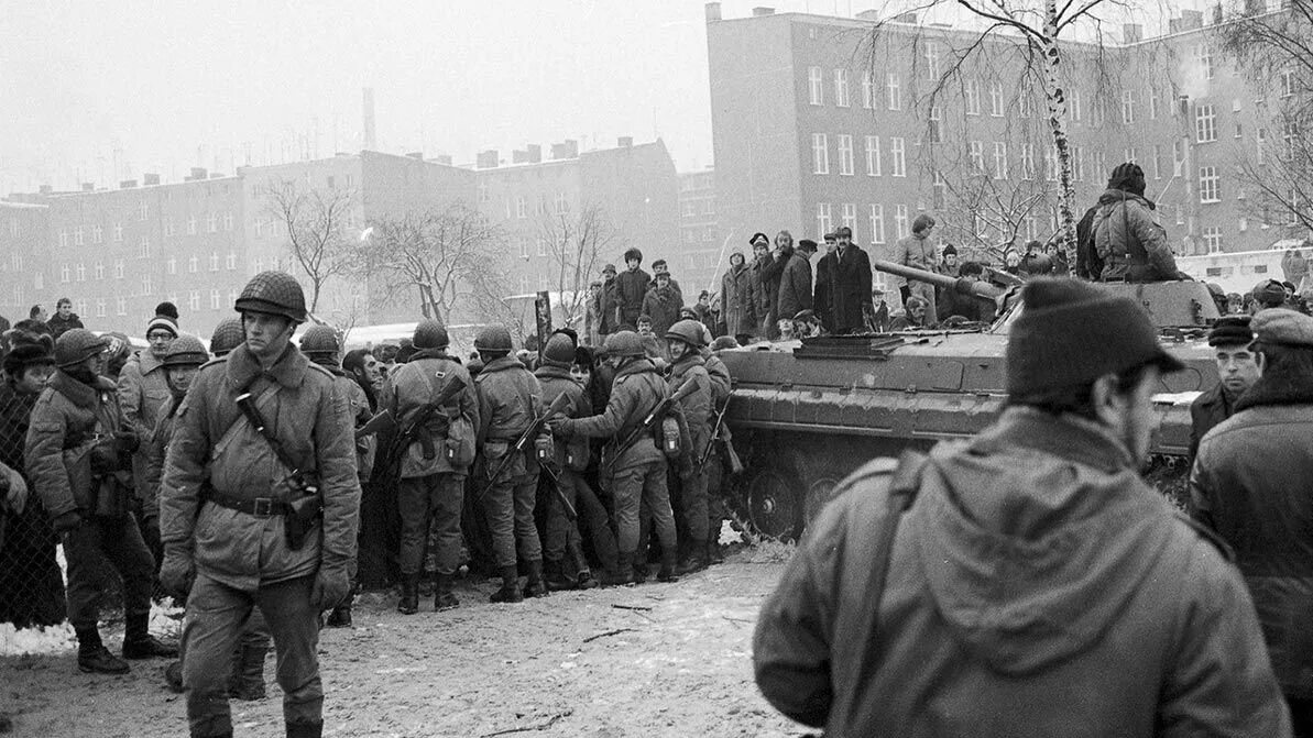 В москве есть военное положение. Военное положение в Польше 1981. Польша 1981. 13 Декабря 1981 в Польше. Польша военное положение 1980.