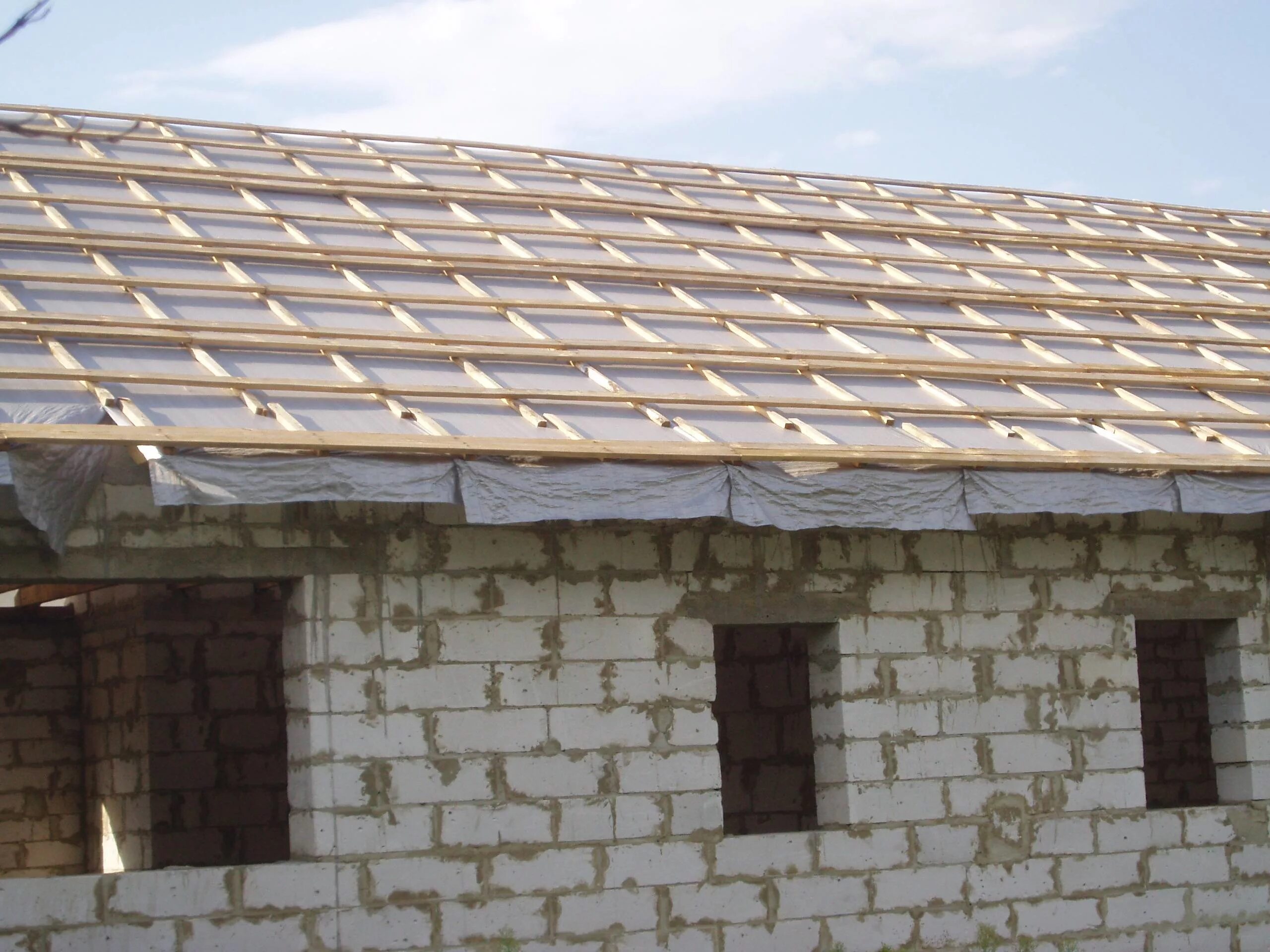 Крыша из асбестового шифера. Односкатная крыша из шифера. Крыша шифер. Крыша из шифера. Шиферная крыша своими руками.