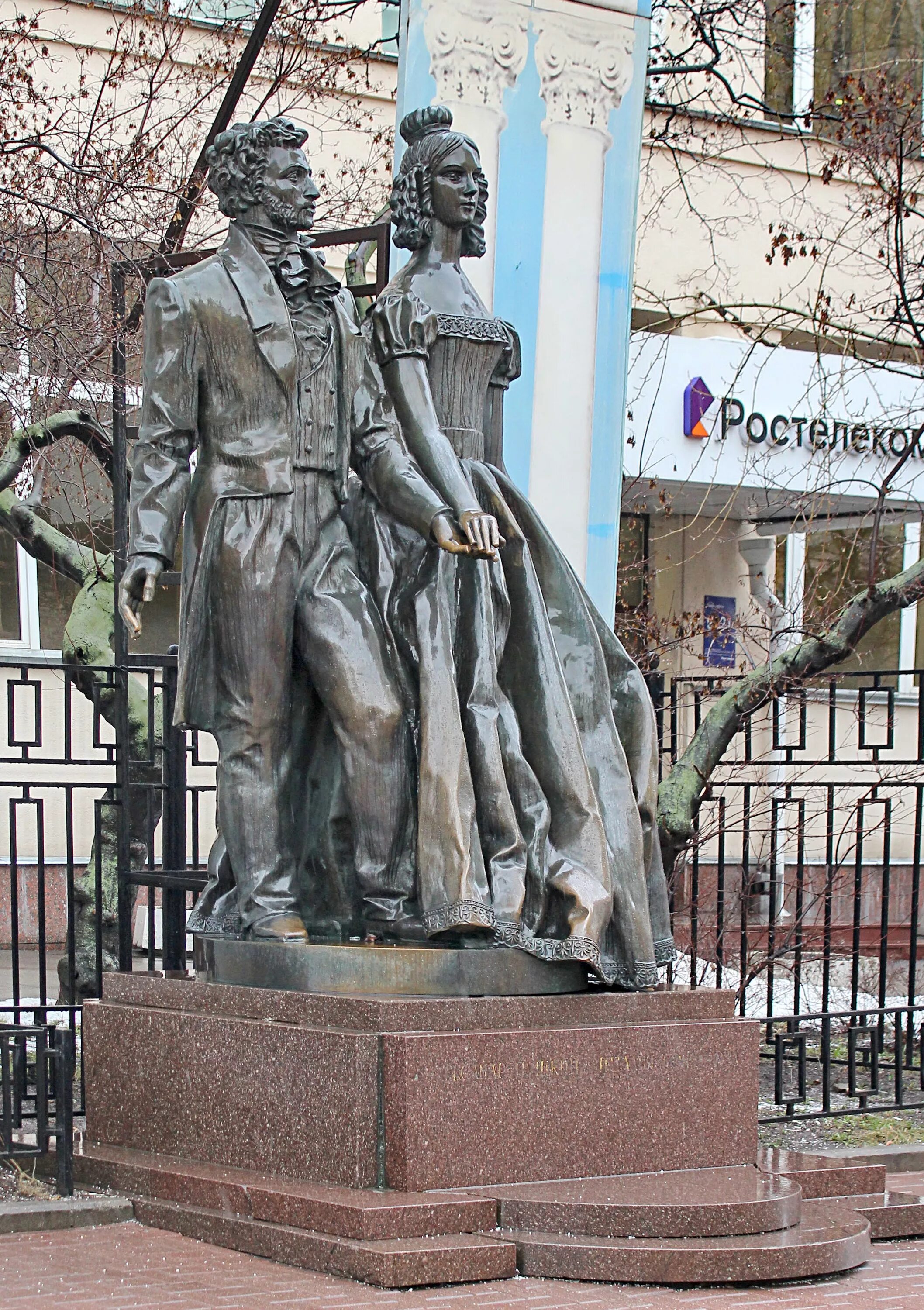 Памятник пушкину и гончаровой в москве на арбате. Памятник пушкину и наталье гончаровой на арбате. Памятник пушкину на арбате. Памятник пушкину и гончаровой. Памятник пушкину и гончаровой на арбате.