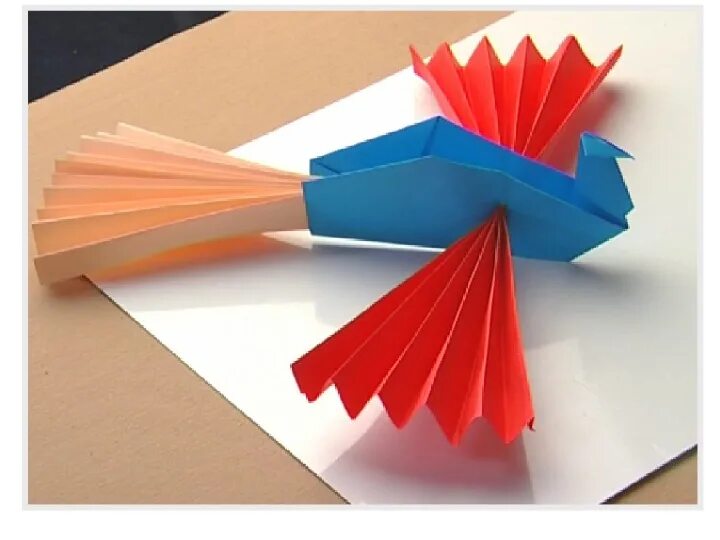 Счастье оригами. Птица счастья из бумаги. Поделки гармошкой из цветной бумаги. Оригами из бумаги птица счастья. Птица счастья оригами 2 класс технология.