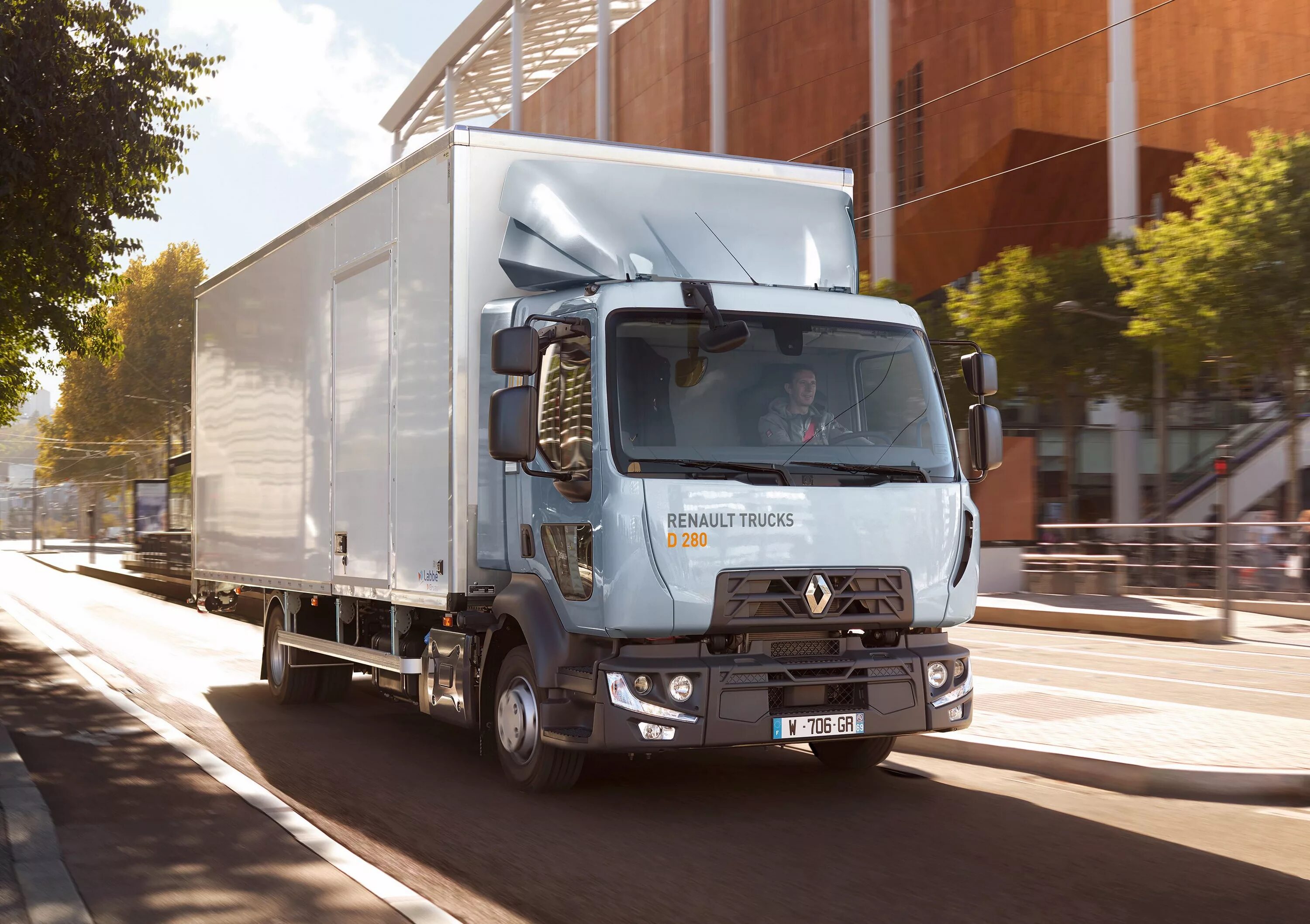 Грузовые автомобили рено. Renault Trucks d 2019. Renault Trucks d 16. Рено 250 грузовой. Рено евро 7 грузовой.