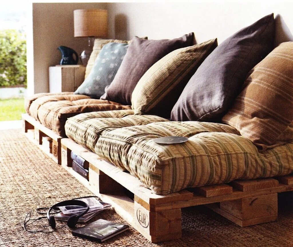 Мебель из европаллетов. Мебель из поддонов. Диван из паллет. Подушки для дивана из поддонов.