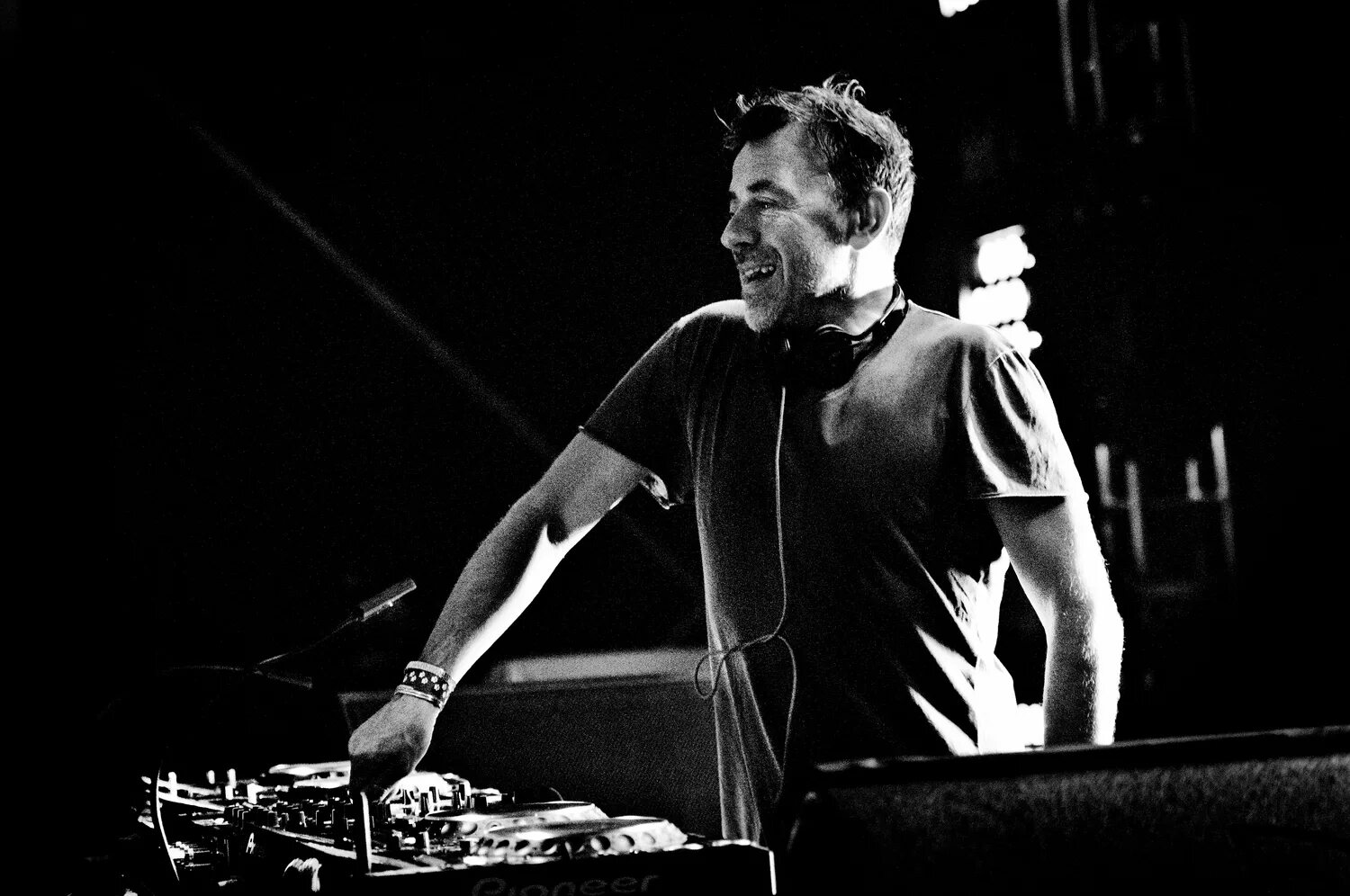 Single day benny benassi. Benny Benassi. Бенни бенасси группа. Benny Benassi Single Day. Бенни бенасси эври сингл Дэй.