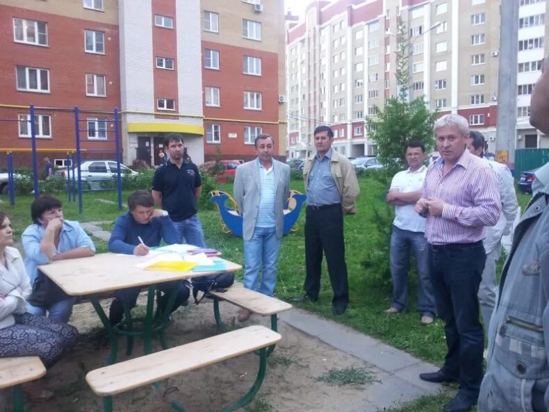 Председатель собственников жилья. Встреча с жителями многоквартирных домов. собрание жителей домов. председатель тсж. собрание жильцов дома.