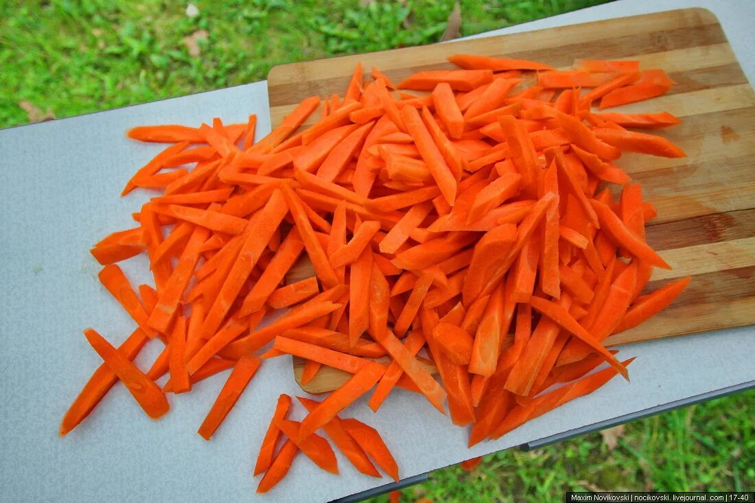 Морковь соломкой для плова. Морковь для плова нарезать. Нарезка моркови для плова. Морковь для плова нарезать. Порезать морковь на плов.