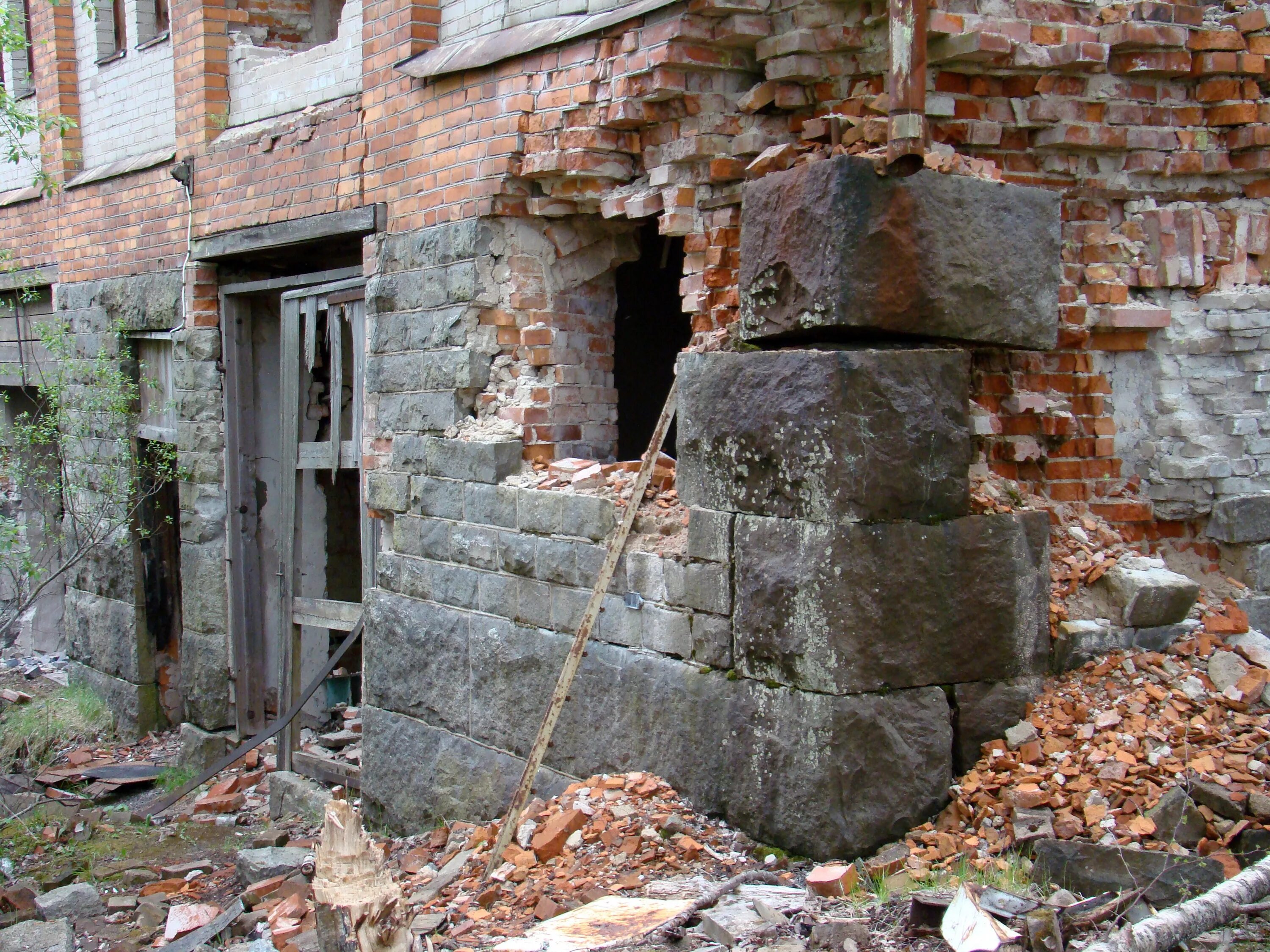 Разрушенный кирпичный дом. Старая стена. Ruined holes. Разрушенная бетонная стена. Бетонная стена с дыркой.