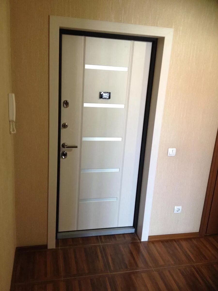 Двери в квартиру в клину