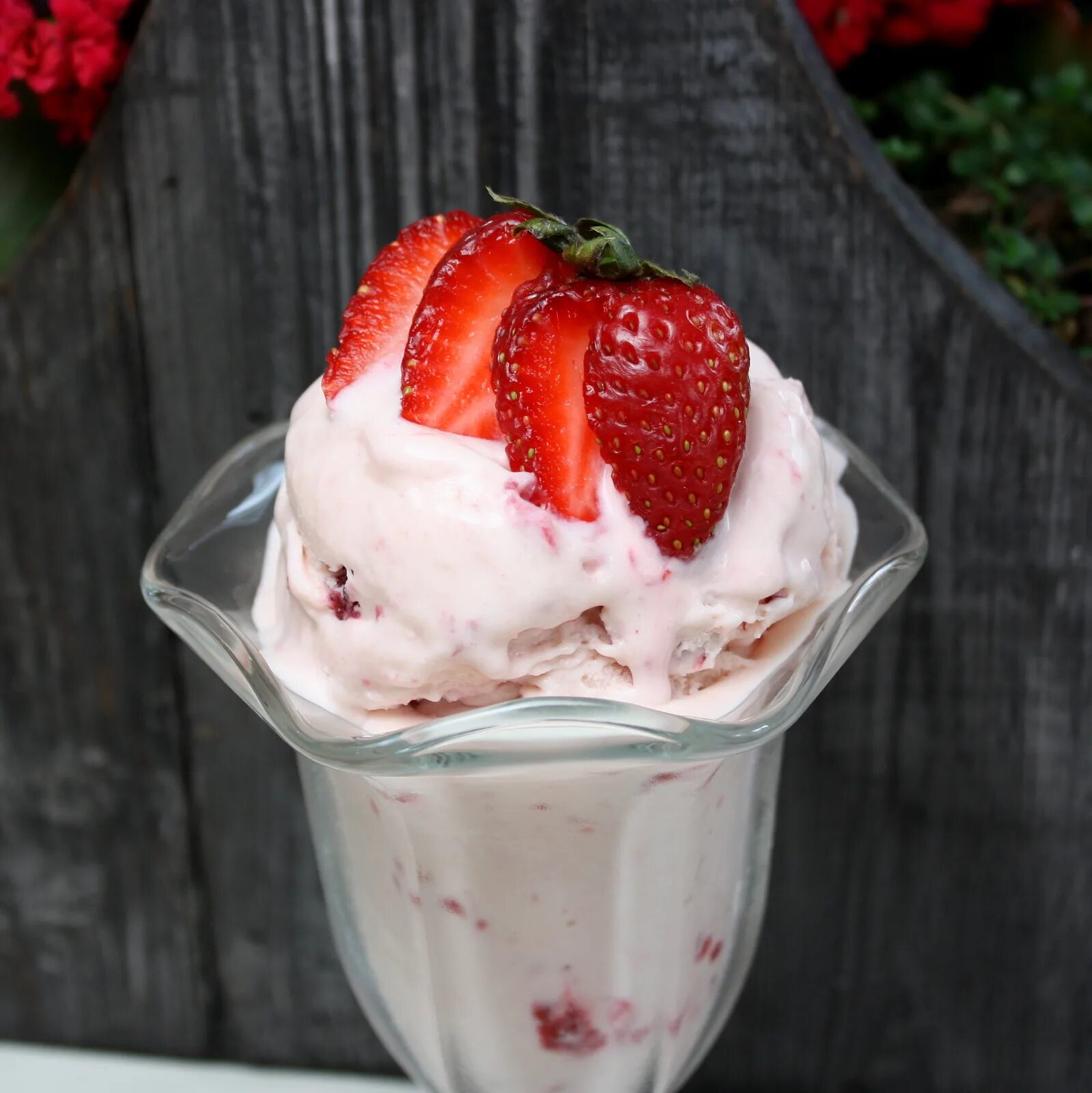 фруктовый сорбет малина базилик. мороженое с клубничным сиропом. мороженое «клубника». мороженое «клубника». мороженое шоколадное ванильное клубничное.