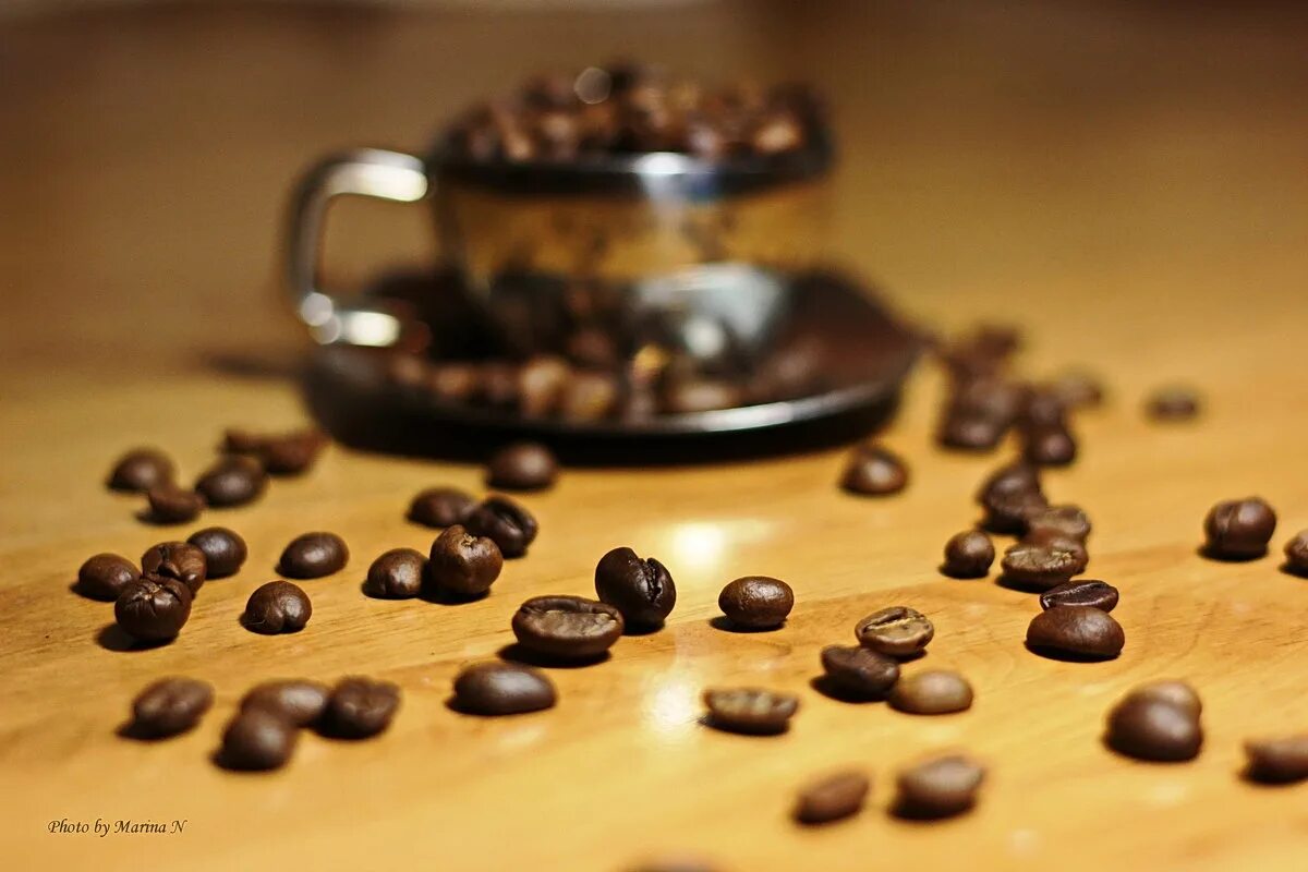 примета просыпала кофе. пролить кофе примета. примета ложка в кружке с чаем. приметы рассыпать кофе на стол с утра. чашка с кофейной гущей.