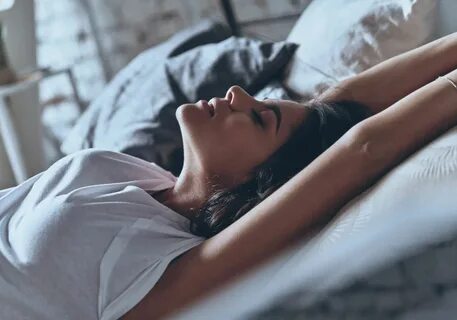 Стонущая женщина в постели