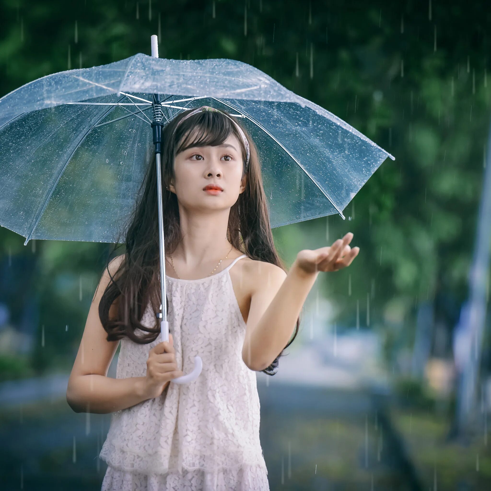 Поможет ли дождь. Женщина с зонтиком. Женщина в платье под дождем. Девушка с вытянутой рукой под дождем. Женщина с зонтом под дождем.