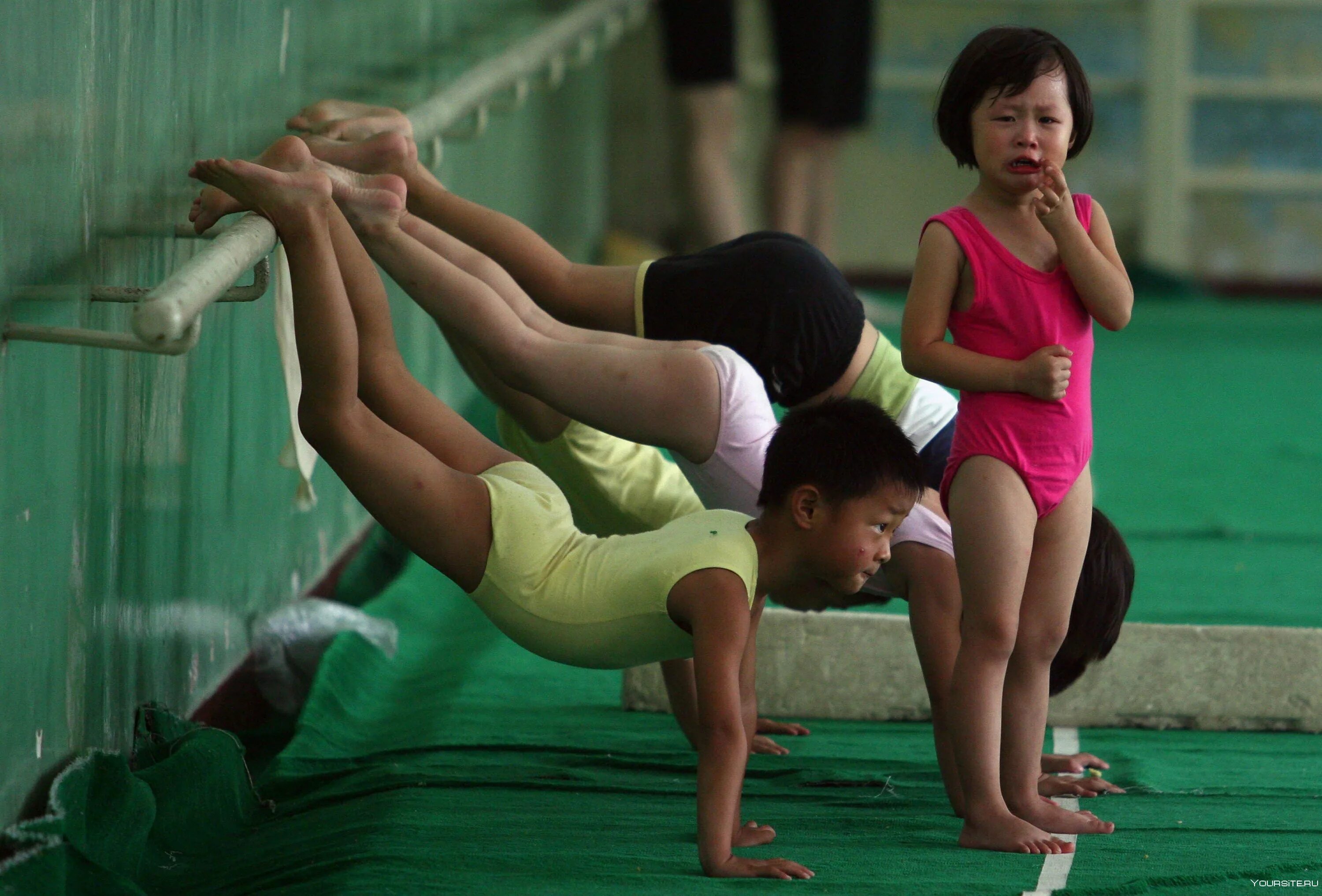 Китайские спортивные игры. Физкультура в Китае. Китайские дети на физкультуре. Гимнастика в Китае дети. Китайская спортивная школа.