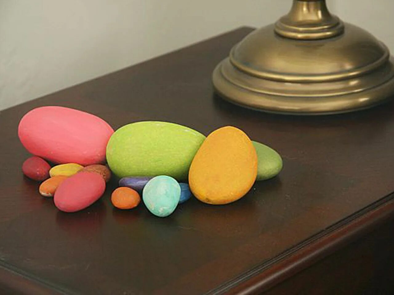 покрашенные камушки. крашеный камень. декор из камней для сада. покрасить камни. раскрашенная галька.