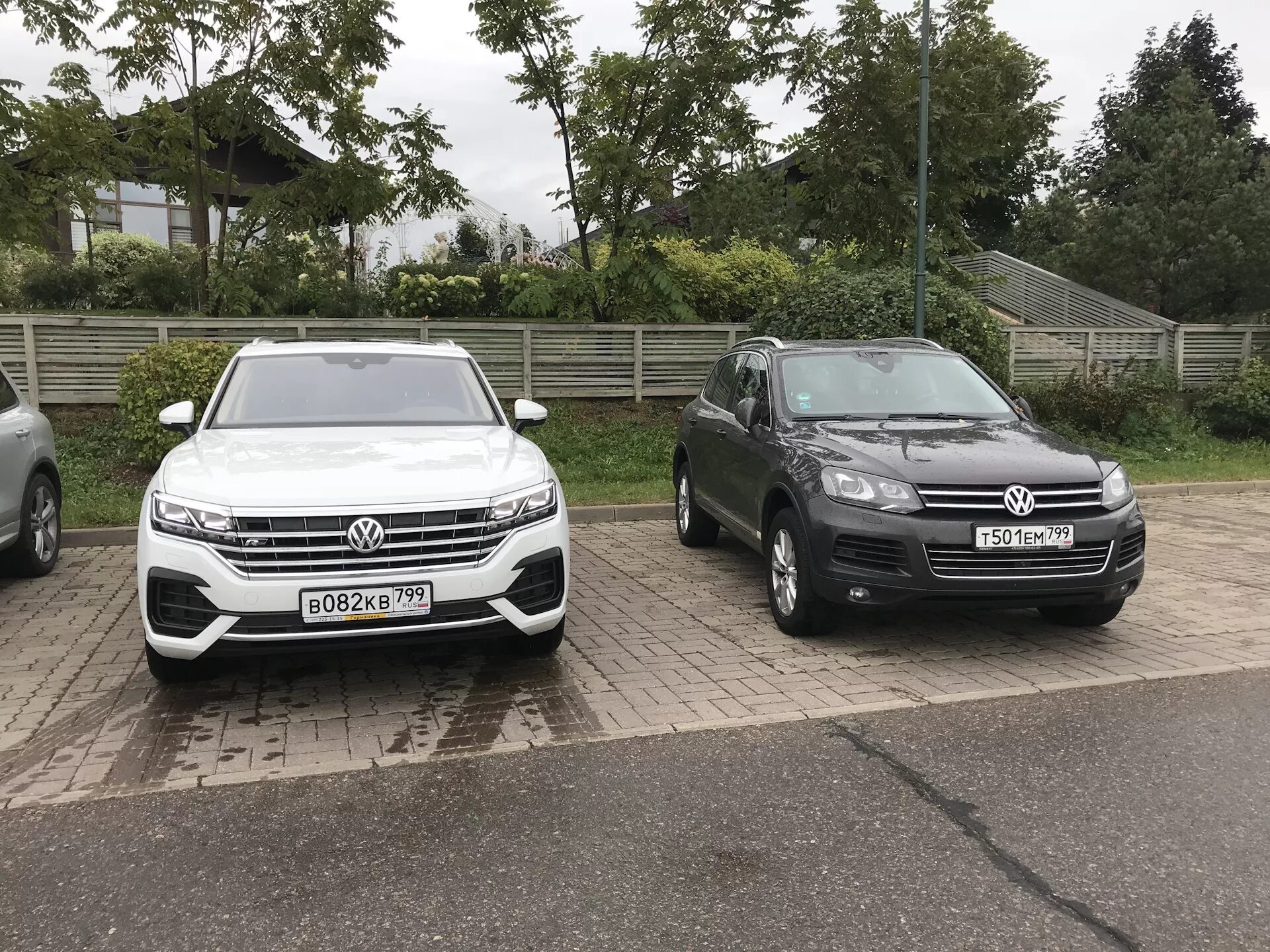 Тест драйв туарег. VW Teramont и Touareg. Туарег вс Тигуан. Туарег и Туарег 2 романы. Туарег с катером.