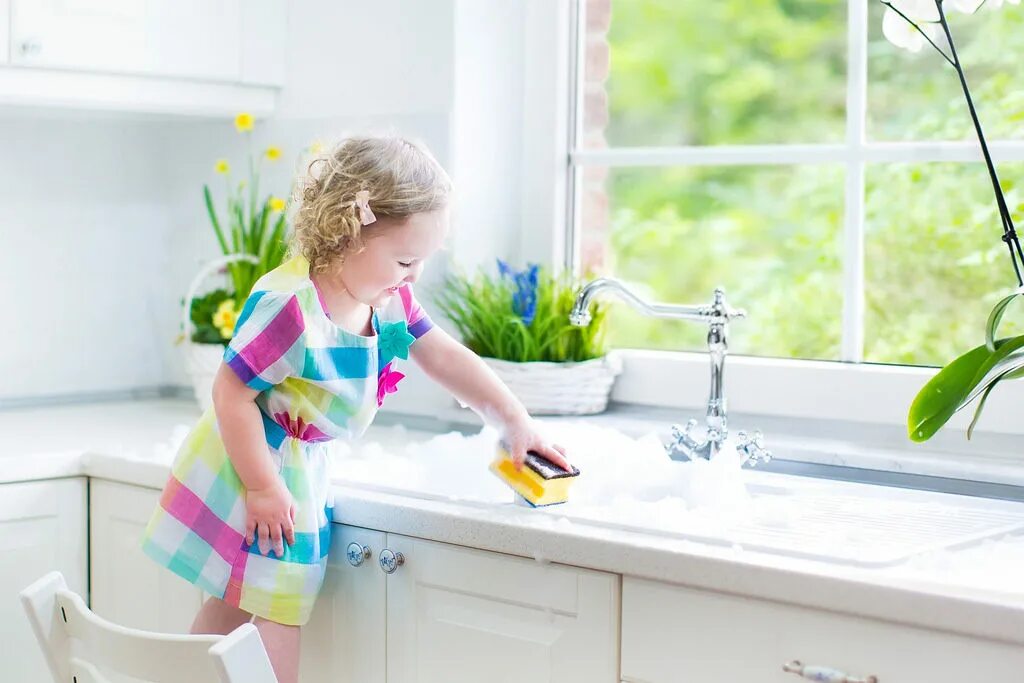 Почему не помогают по дому. Ребенок моет посуду. Ребенок убирается. Кухня для детей. Для мытья детской посуды.
