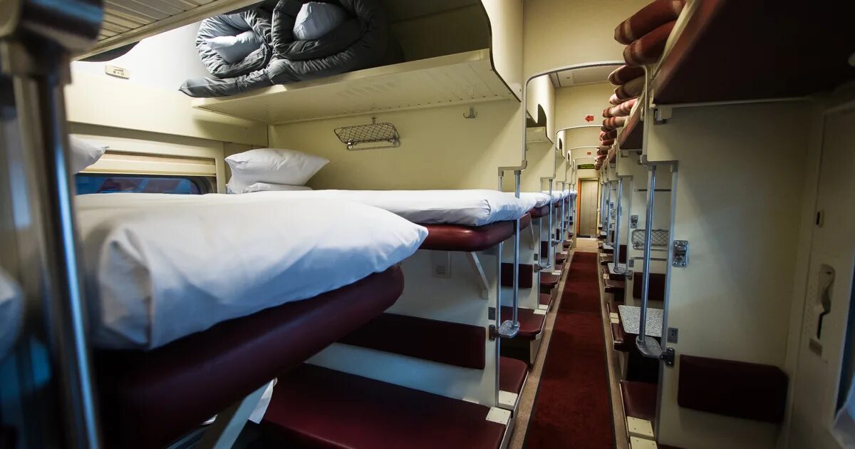 Плацкарт казанский вокзал. Фирменный поезд янтарь москва калининград. Вагон поезда янтарь 029ч. Казанский вокзал поезд плацкарт. Фирменный поезд янтарь 030ч калининград москва.