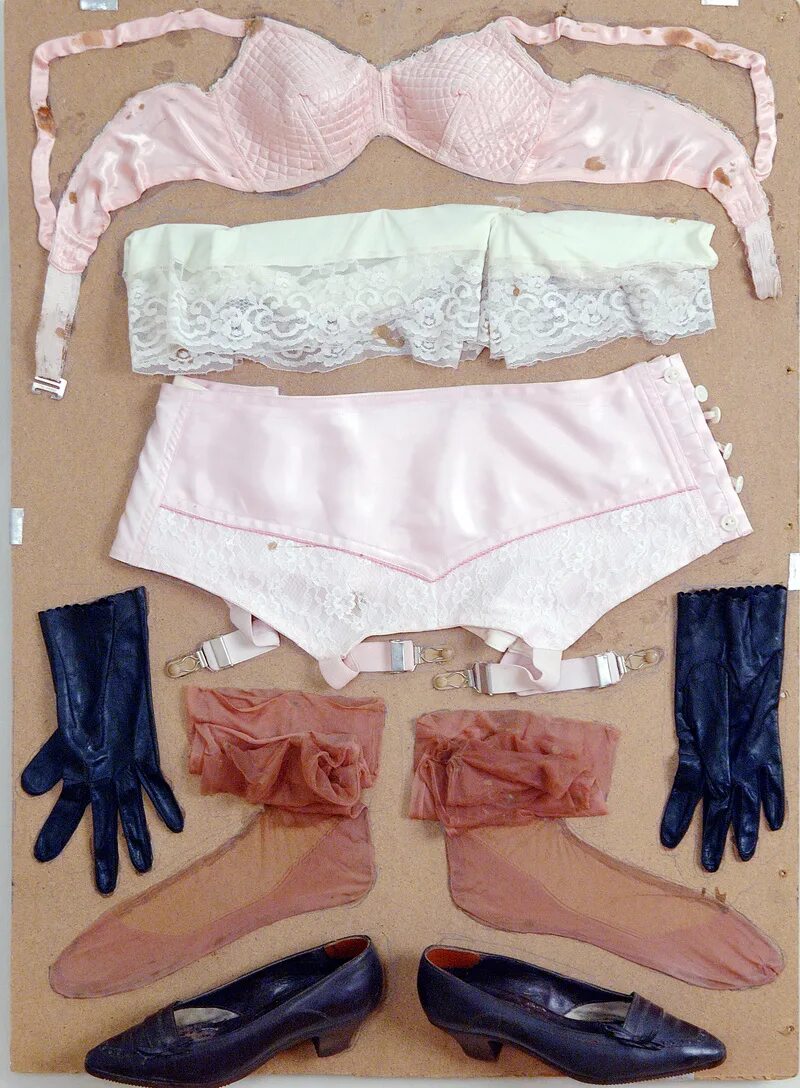 разбросанное женское белье. женские нижние вещи. нижнее белье на веревке. женские нижние вещи. женское белье сушится.