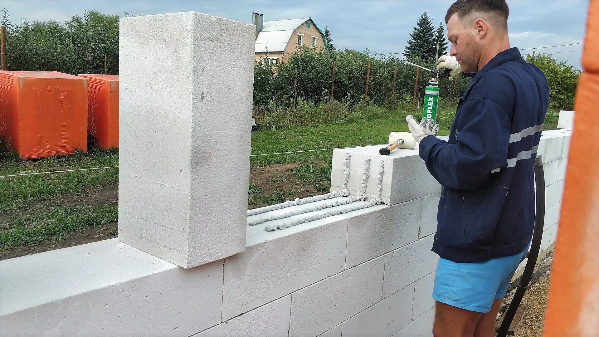 Клей пена для газоблока. Пена цемент технониколь. Ложим газоблок на пену. Пена для кладки блоков газоблоков. Кладка блоков.