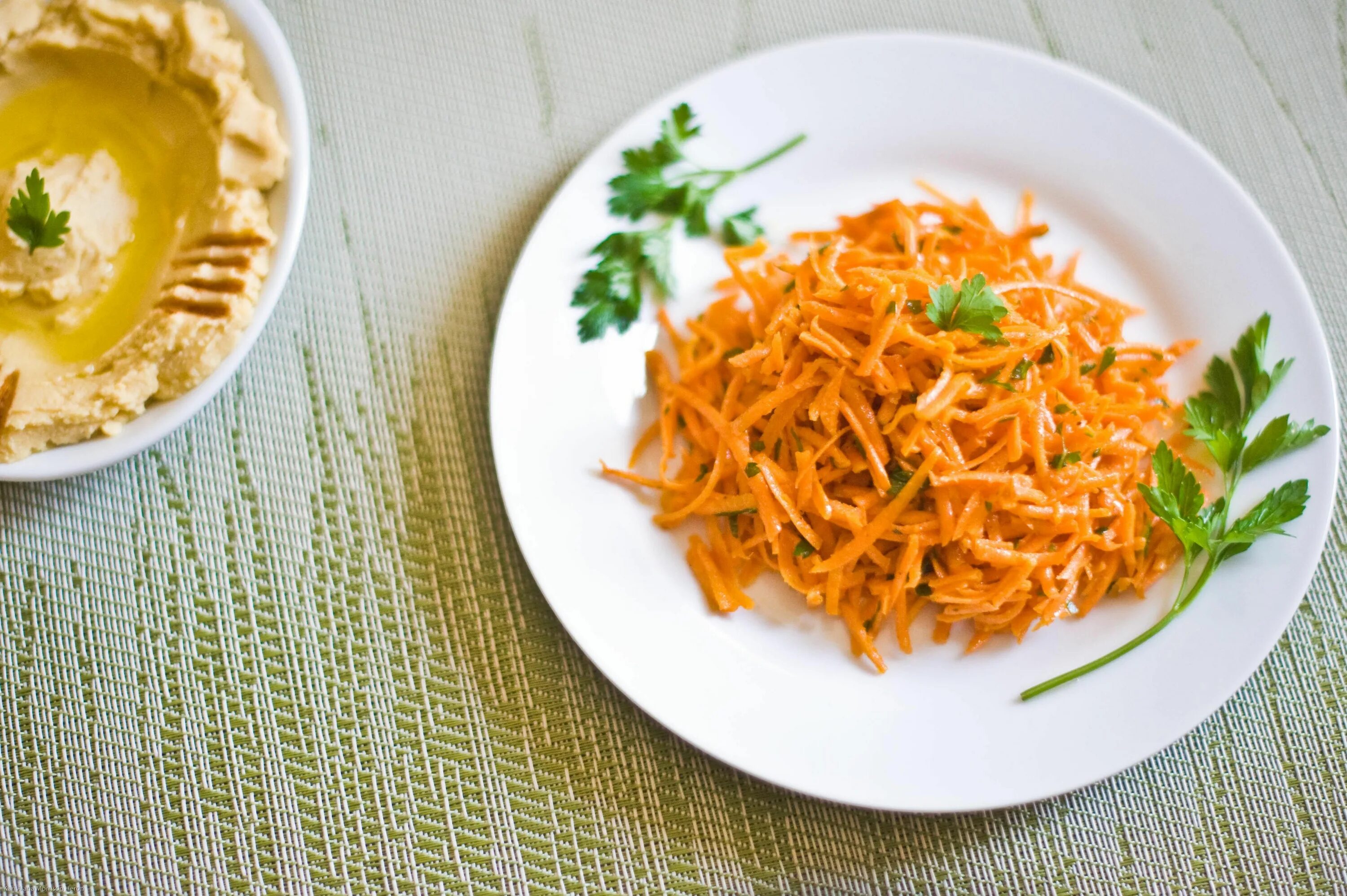 Салат с апельсином. Салат морковный в тарелке. Grate carrots. Корейская морковь с апельсином. Морковка по корейски.
